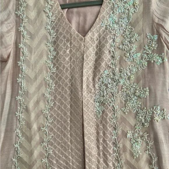 Elegant light pink 4piece outfit
Designer: Mubashira Usman - Picture 4 of 6